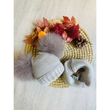 Cappello in Lana con doppio Ponpon di Volpe - Eleganza e Comfort Cappello in Lana con doppio Ponpon di Volpe - Eleganza e Comfort